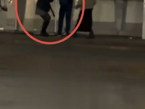 Красноярец жестоко избил беременную женщину возле Театра оперы и балета. Фото/видео: «ЧП 124»