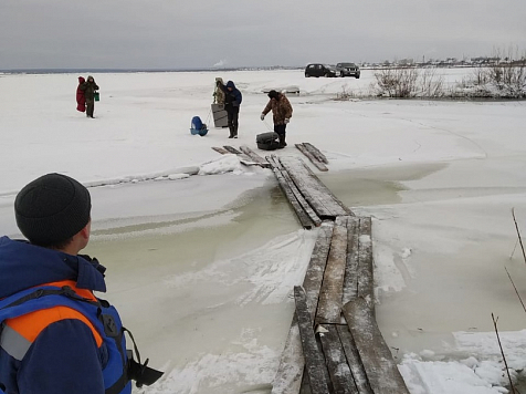 В Енисейске с опасной льдины эвакуировали 58 рыбаков . Фото: агентство ГО и ЧС края