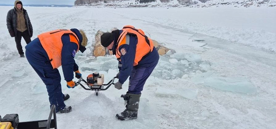 Автомобиль с водителем провалился под лед в Красноярском крае