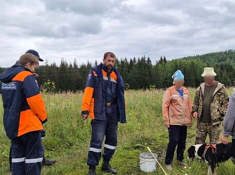 Березовские грибники прошли по лесу 7 километров, а обратную дорогу найти не смогли. Фото: КГКУ "Спасатель"