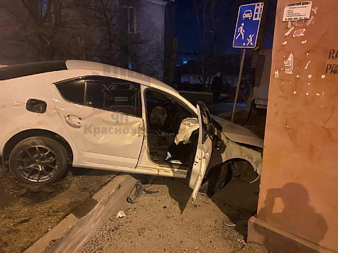В Красноярске пьяный водитель врезался в жилой дом. Фото, видео: ЧП Красноярск