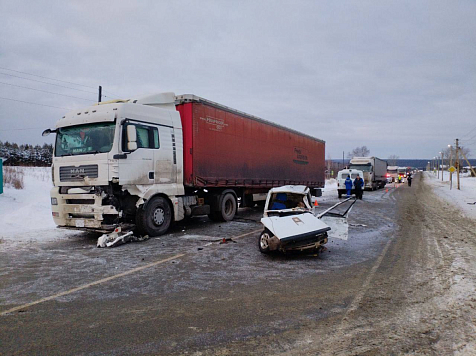 «Оку» разорвало от удара об камаз на трассе под Красноярском. Фото: ГАИ Красноярского края