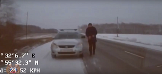 На трассе недалеко от Красноярска спасли замерзшего мужчину