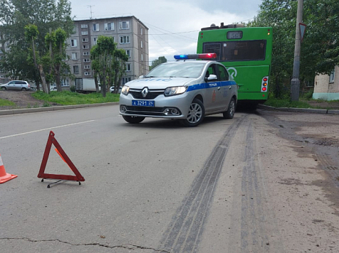 9-летняя девочка перебегала дорогу в неположенном месте и угодила под автобус в Красноярске. Фото и видео: 24.мвд.рф