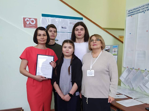 Первая многодетная семья в Красноярском крае получила земельный сертификат без учета нуждаемости. Фото: Михаил Котюков / Telegram