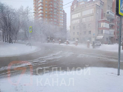 В Красноярске на улице Киренского устраняют порыв водопровода. Фото/видео: «7 канал Красноярск»