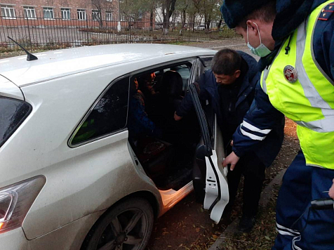 12 нарушений правил перевозки детей выявила ГИБДД Красноярска за час рейда. Фото: ГИБДД Красноярска