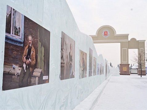 На площади Мира в Красноярске появилась ледовая галерея с картинами Сурикова . Фото: instagram Сергей Еремин