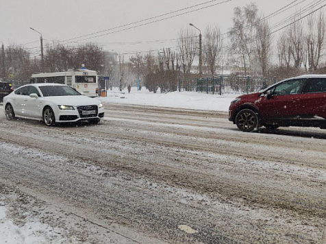 Сильный снегопад поставил Красноярск в семибалльные утренние пробки . Фото: 1 - Дарья Морева, 2 - 2GIS