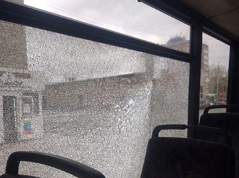В Ачинске неизвестный выстрелил в окно автобуса из пневматического оружия. Фото: Подслушано в Ачинске