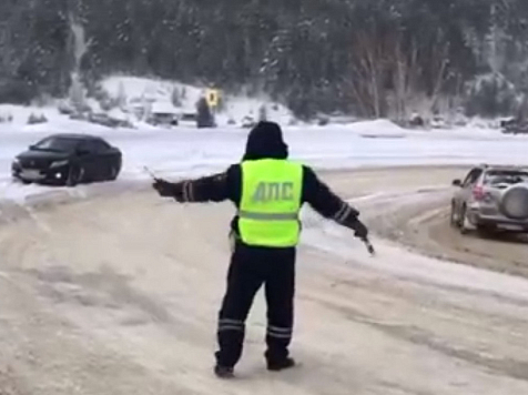 Из-за ухудшения погоды в ГИБДД напомнили сложные участки дорог в Красноярском крае. Фото, видео: https://vk.com/gibdd24