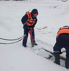 Спасатели проделали 30-метровую выемку на льду Красноярского водохранилища