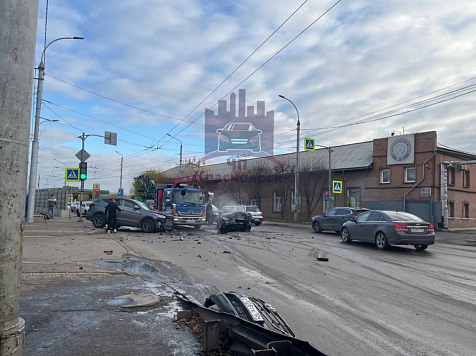 Красноярцы встали в огромные пробки из-за аварии на Маерчака. Фото: ЧП Красноярск