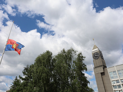 В Красноярске у здания мэрии подняли флаг в честь Дня семьи, любви и верности. Фото: admkrsk.ru