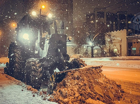 Красноярцам объяснили, почему проезжать между снегоуборочными машинами небезопасно. Фото: пресс-служба администрации города Красноярска