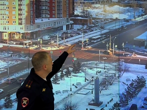 Новые дорожные камеры установили в Красноярске: они будут фиксировать водителей с телефоном. Фото: Госавтоинспекция
