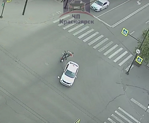 Водитель «Яндекс.Такси» сбил мотоциклиста в центре Красноярска