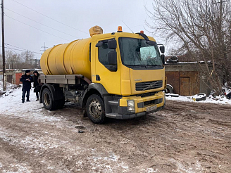 В Красноярске задержали сливающего отходы в канализацию водителя грузовика
