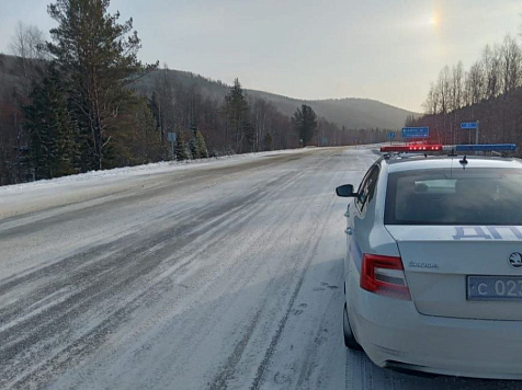 В Красноярском крае трассу Р-257 «Енисей» перекрыли для большегрузных автомобилей до 14:00 9 марта. Фото: ГИБДД Красноярского края