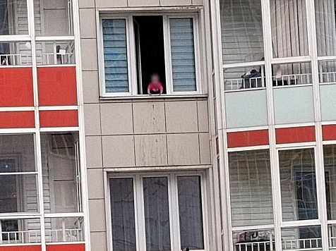 В Красноярске с открытого окна сняли годовалого ребенка. Фото: МЧС России