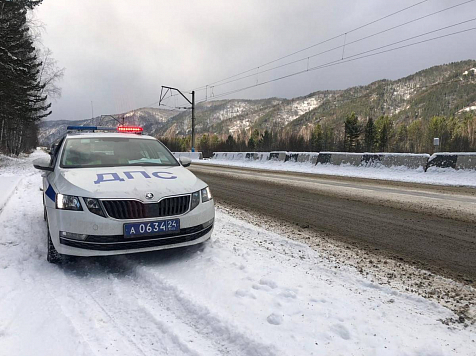 Красноярских водителей попросили отказаться от опасных маневров на обледеневшей дороге. Фото: vk.com/gibdd24