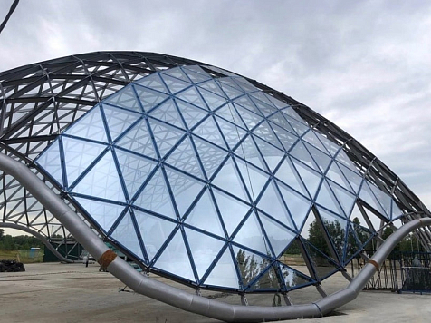На острове Татышев «парящий» купол площадью 2 тысячи квадратов начали остеклять. Источник: Пресс-служба Администрации города Красноярска