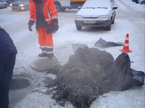 Новогодний дождик, прокисшая еда и мокрые тряпки: красноярцы устроили массовый сброс мусора в канализацию. Фото: КрасКом