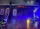 В центре Красноярска ночью загорелся деревянный дом: внутри было 3 человека