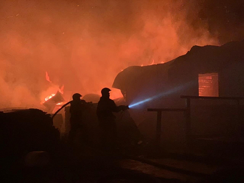 В Красноярском крае ночью горел деревообрабатывающий завод . Фото: МЧС