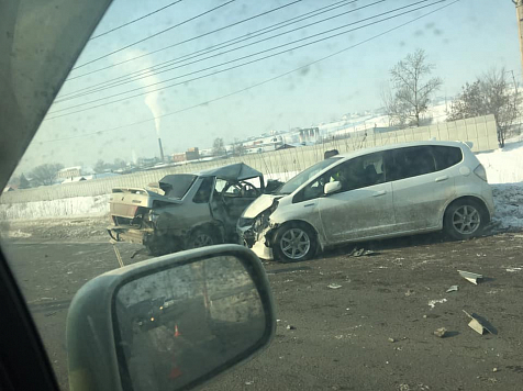 В Красноярске на улице Брянская в ДТП погиб водитель. Фото: Павел Стабров