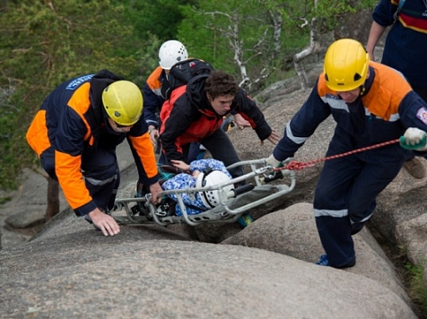 В национальном парке «Красноярские Столбы» 48-летний мужчина упал со скалы. Фото: КГКУ «Спасатель».