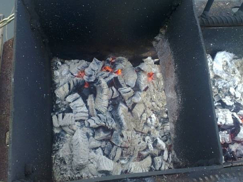 В Покровском в мусорный бак выбросили горячую печную золу. Фото: 24.mchs.gov.ru