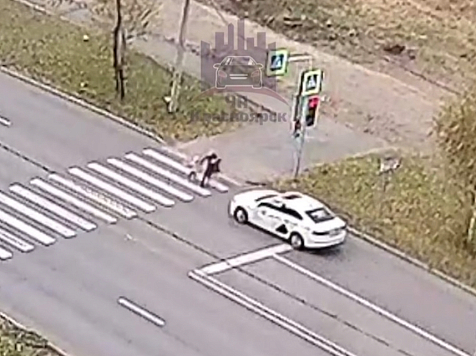 Красноярский таксист сбил женщину с двумя маленькими детьми. Видео: ЧП Красноярск