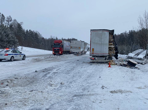Массовое ДТП из 7 машин парализовало движение на трассе под Красноярском. Фото: МВД Красноярского края