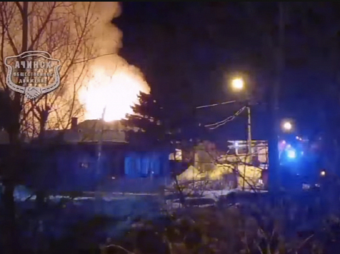 В ночном пожаре в Ачинске погиб мужчина и сильно пострадала женщина. Фото и видео: vk.com/achinskavto