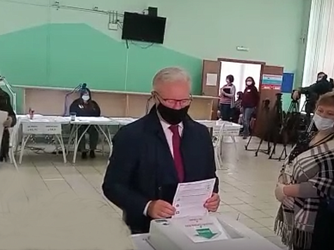 Губернатор Александр Усс проголосовал одним из первых в Красноярском крае. Фото, видео: «7 канал Красноярск»
