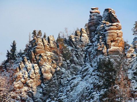 Спасатели «сняли со Столбов» очередного сильно травмированного человека и предупредили о гололёде в нацпарке. Фото: Красноярские стобы
