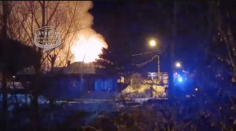 В ночном пожаре в Ачинске погиб мужчина и сильно пострадала женщина