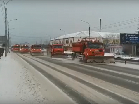 На уборку снега в Красноярске вышли 134 спецмашины и 275 рабочих. Видео: УДИБ Красноярск