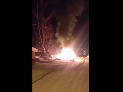 В Лесосибирске из-за неосторожного обращения с огнём сгорел автомобиль . Фото, видео: vk.com/kolesolsib