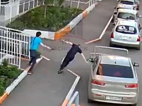 Психически нездоровый человек порезал ножом бывшего коллегу рядом с детской площадкой на Вильского