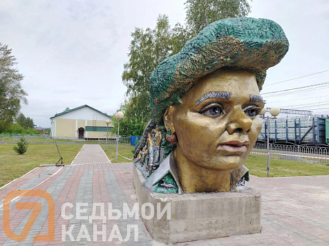 «Родственница Колобка?»: скандальную скульптуру из Красноярского края покрасили. Фото: 7 канал Красноярск