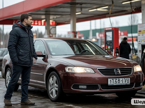 В Красноярском крае начал дешеветь бензин . Фото: Шедеврум