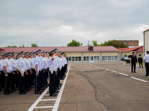 Сегодня он гонит за коллегой на скорости 40 км в час, а завтра сделает всё тоже самое на скорости в 140 на трассах под Красноярском. фото: ТГ 24_Госавтоинспекция