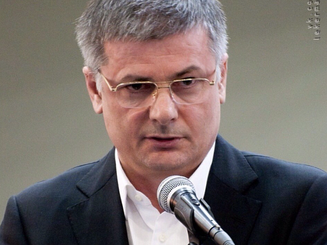 Силовики вломились в дом бывшего гендиректора красноярской строительной компании «Монолитхолдинг». Фото: «ekermakan» Вконтакте