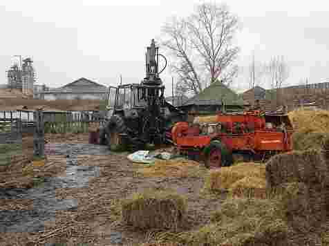 Студента техникума намотало на кардан экскаватора во время прессования сена (фото). Фото: ГСУ СК РФ по Красноярскому краю / vk.com