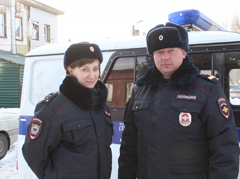 На трассе в Красноярском крае полицейские вытащили застрявшую в сугробе машину. Фото: 24.мвд.рф