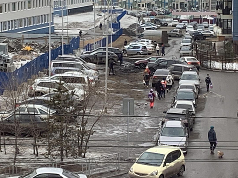 В Красноярске возле школ устанавливают ограничители парковок. Фото: https://vk.com/krasnoyarskrf, https://vk.com/gibdd24