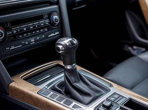 Суд запретил красноярцу водить «механку» из-за отсутствия пальца. Фото: Шедеврум