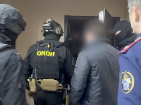 ОМОН вломился в дом замначальника полиции Красноярска . Видео: СК по Красноярскому краю